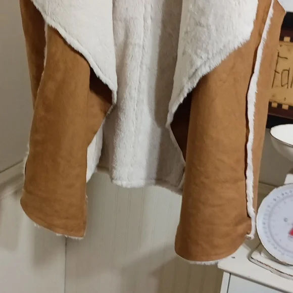 It gul faux fur lined vest - Picture 5 of 6